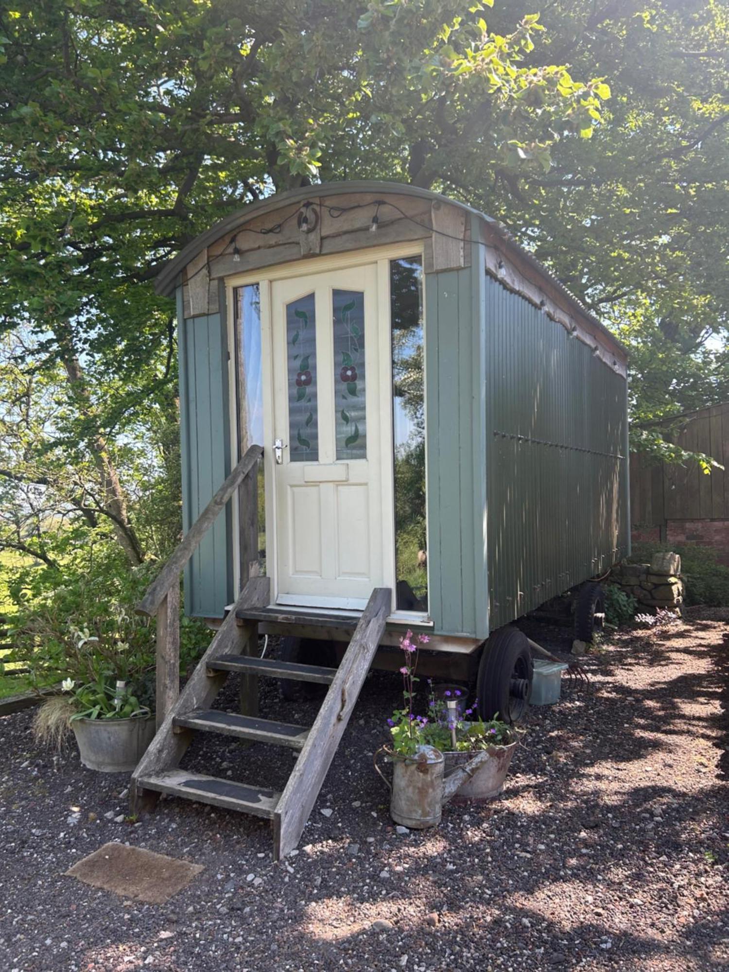 Rhodes To Serenity - Waterfall Shepherds Hut Cauldon Exterior foto